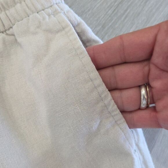 Old Navy Womans Linen Cream Shorts, Size Large - Picture 2 of 5